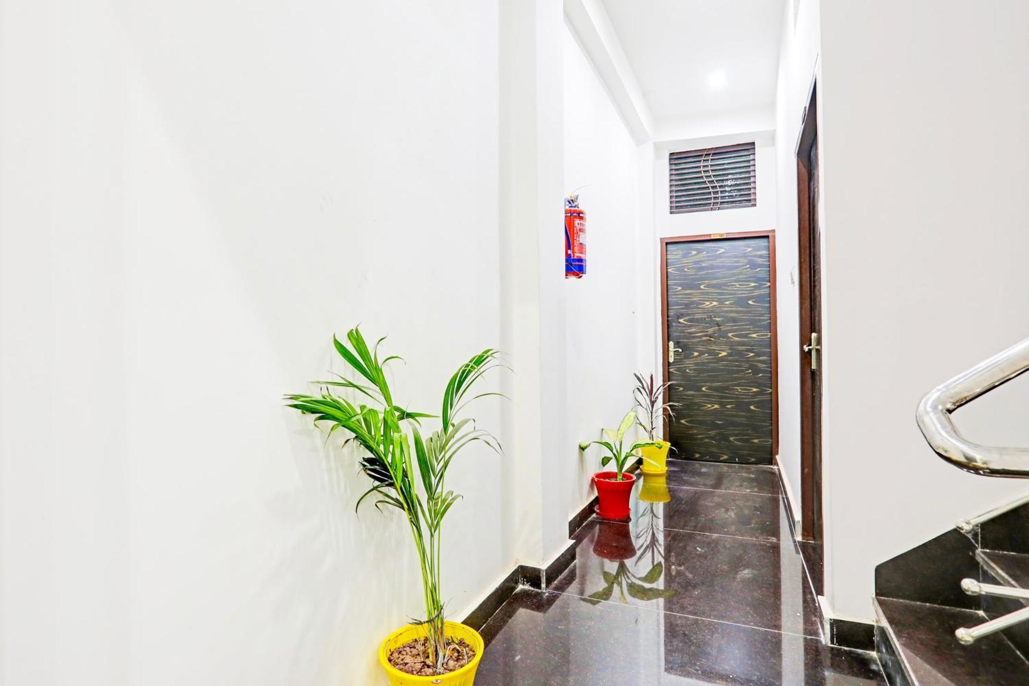 Hotel O The Maruti Paying Guest House Варанаси Экстерьер фото